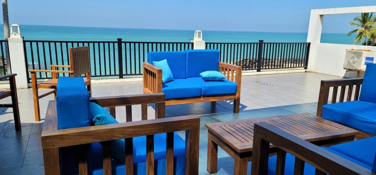 White Sand Villa - Beach Front Хиккадува Экстерьер фото