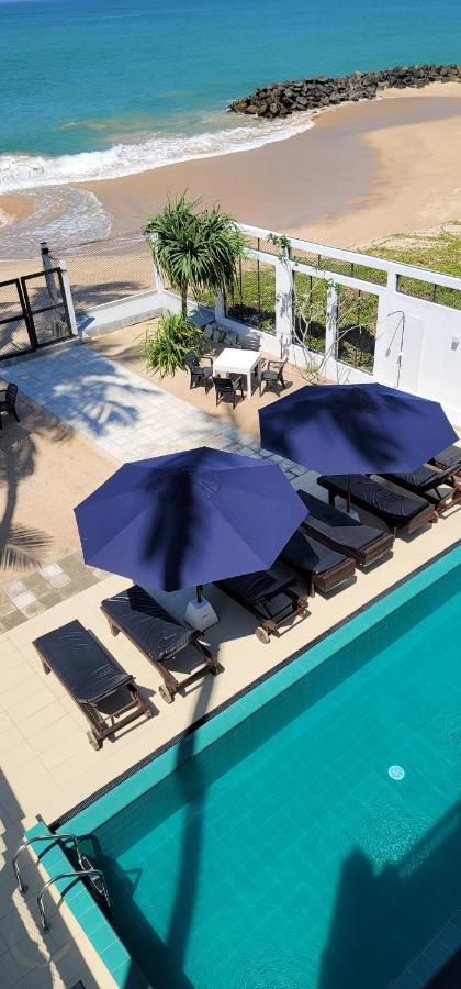 White Sand Villa - Beach Front Хиккадува Экстерьер фото