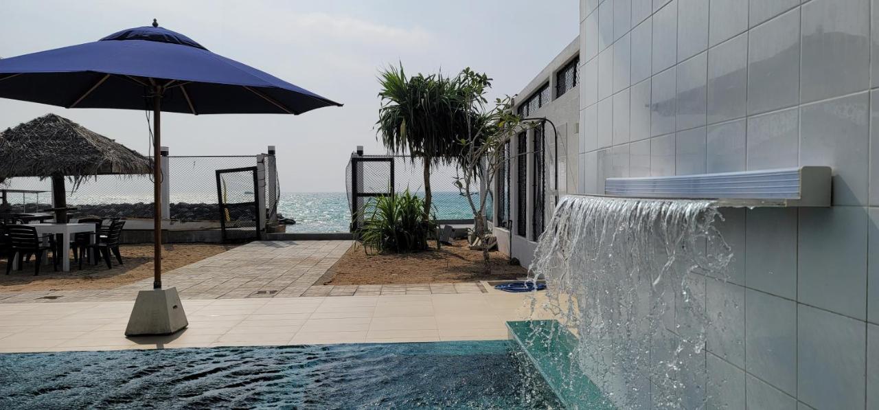 White Sand Villa - Beach Front Хиккадува Экстерьер фото