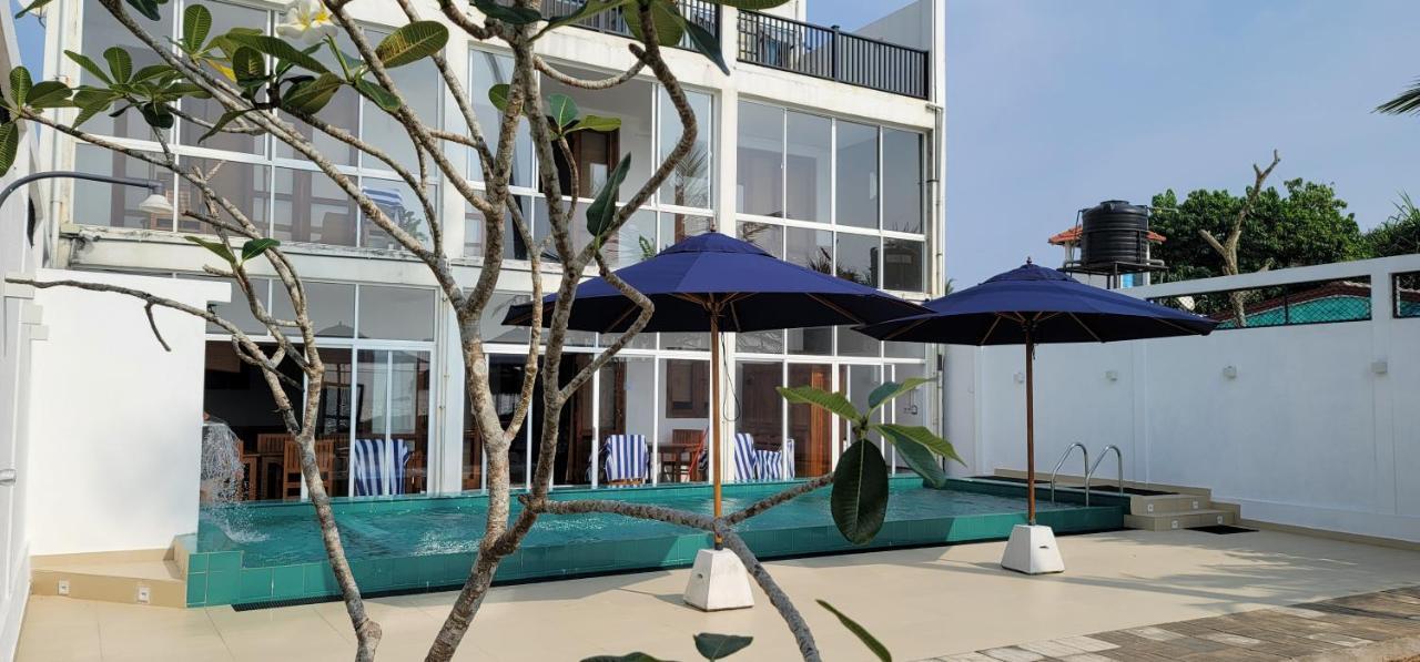 White Sand Villa - Beach Front Хиккадува Экстерьер фото