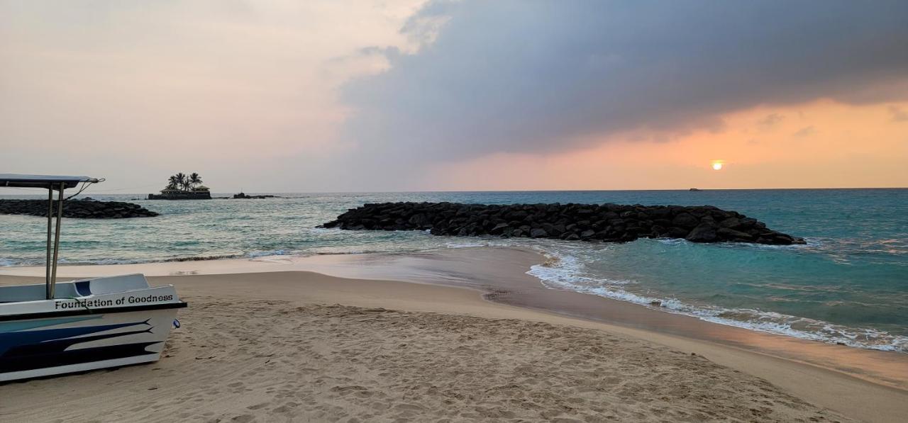 White Sand Villa - Beach Front Хиккадува Экстерьер фото