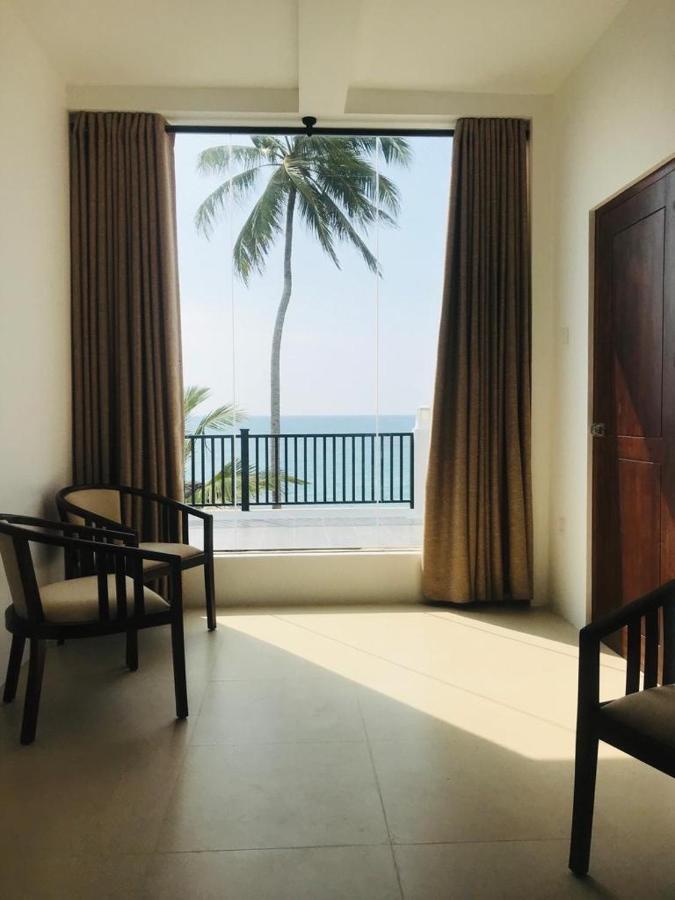 White Sand Villa - Beach Front Хиккадува Экстерьер фото