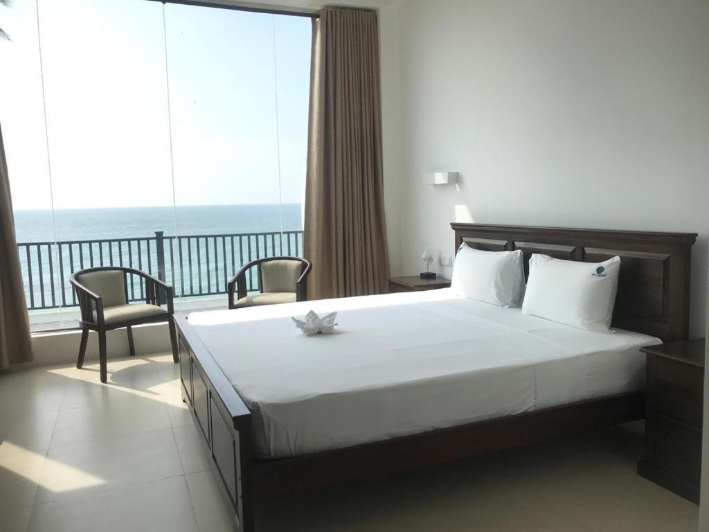 White Sand Villa - Beach Front Хиккадува Экстерьер фото
