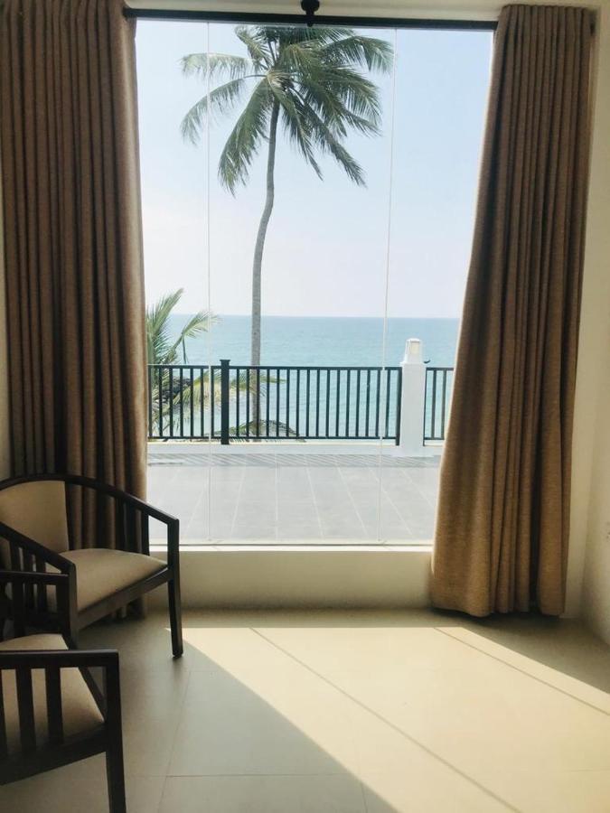White Sand Villa - Beach Front Хиккадува Экстерьер фото