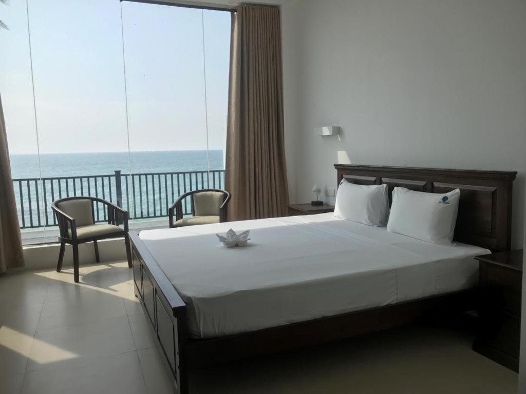 White Sand Villa - Beach Front Хиккадува Экстерьер фото