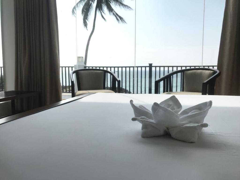 White Sand Villa - Beach Front Хиккадува Экстерьер фото