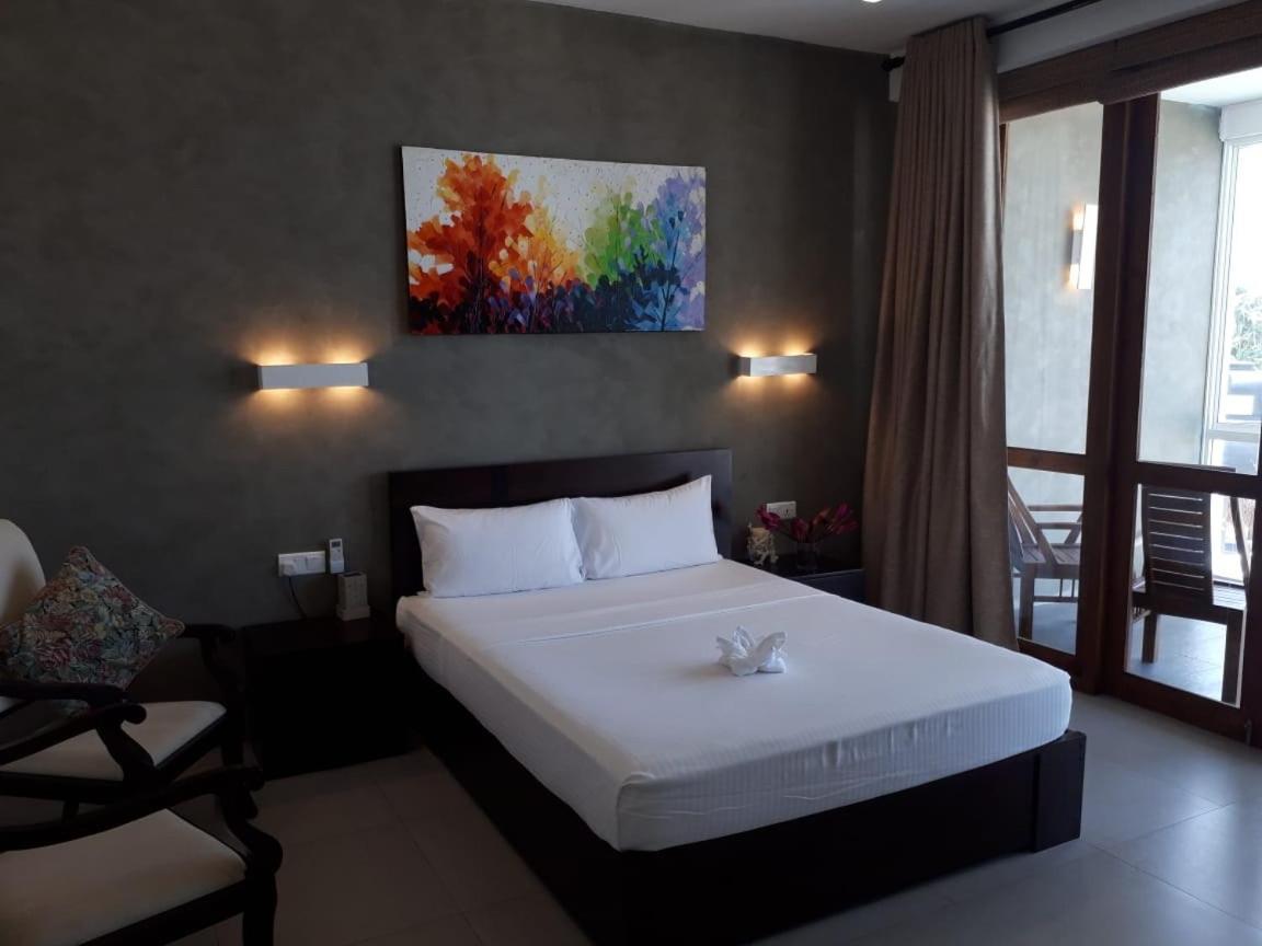 White Sand Villa - Beach Front Хиккадува Экстерьер фото