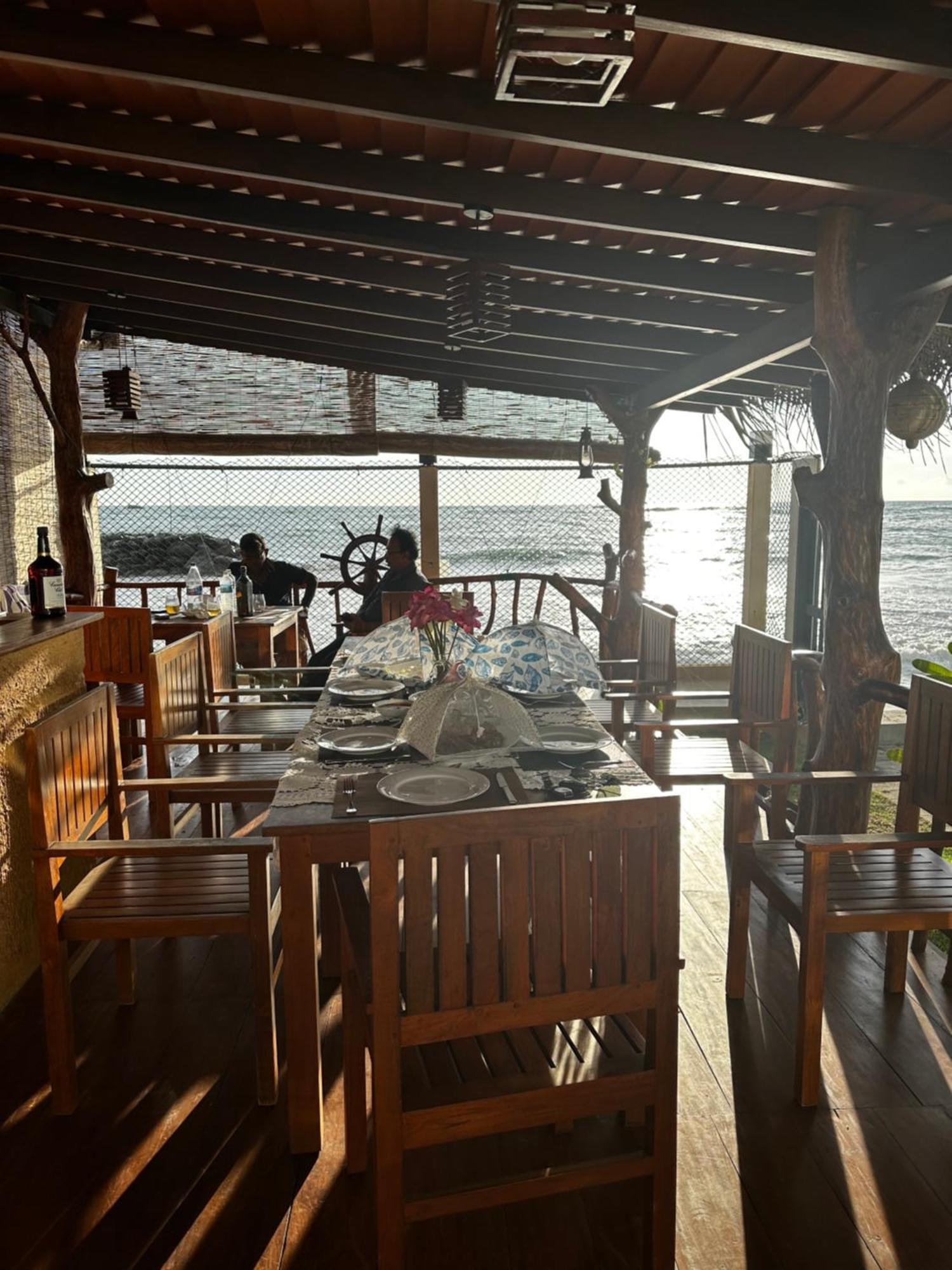 White Sand Villa - Beach Front Хиккадува Экстерьер фото