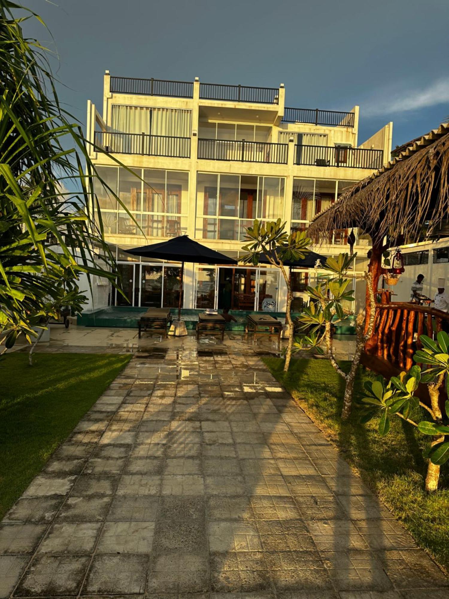 White Sand Villa - Beach Front Хиккадува Экстерьер фото