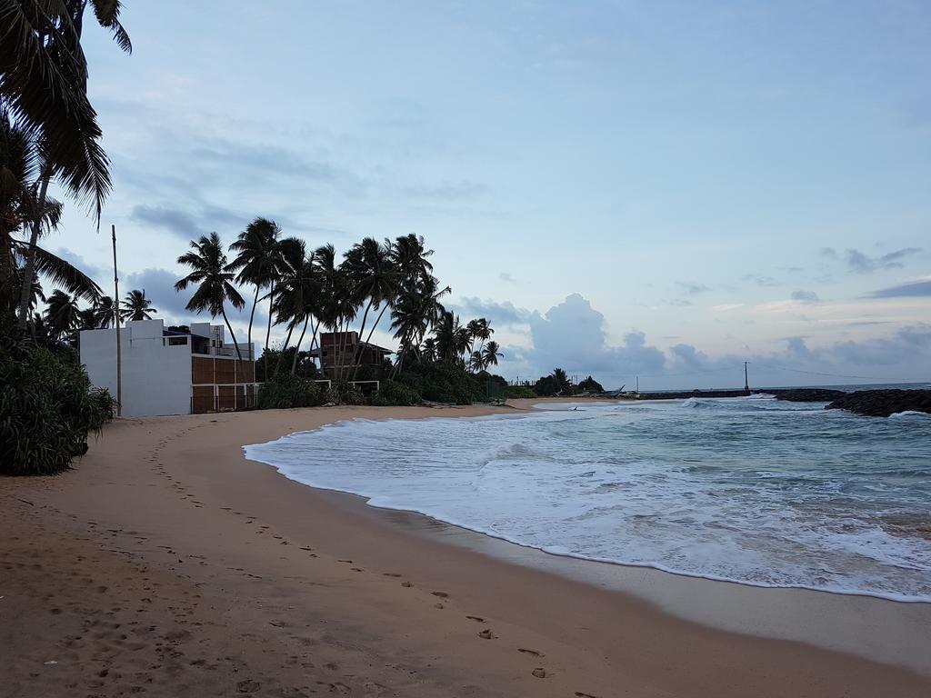 White Sand Villa - Beach Front Хиккадува Экстерьер фото