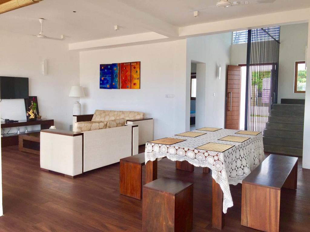 White Sand Villa - Beach Front Хиккадува Экстерьер фото