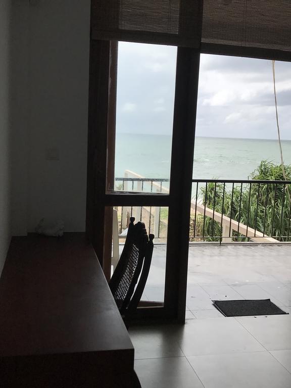 White Sand Villa - Beach Front Хиккадува Экстерьер фото