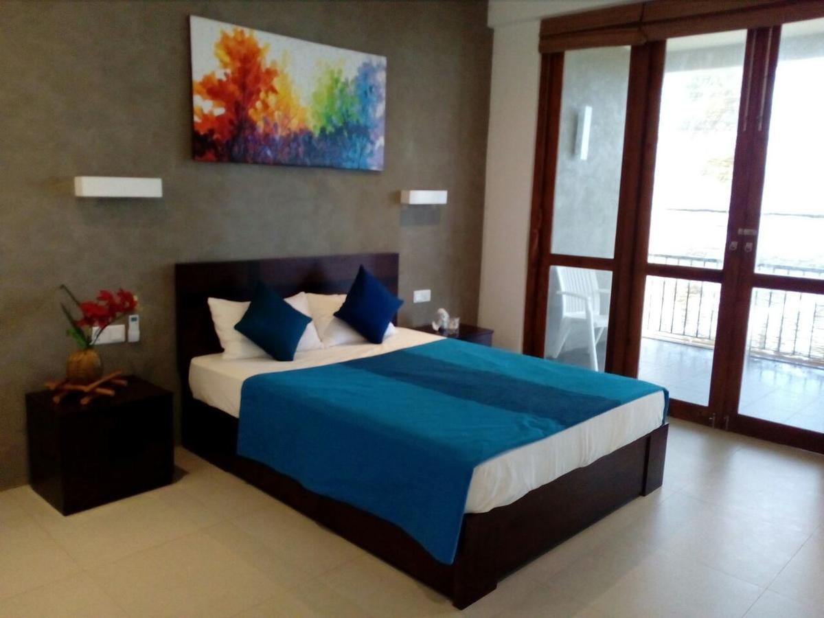 White Sand Villa - Beach Front Хиккадува Экстерьер фото