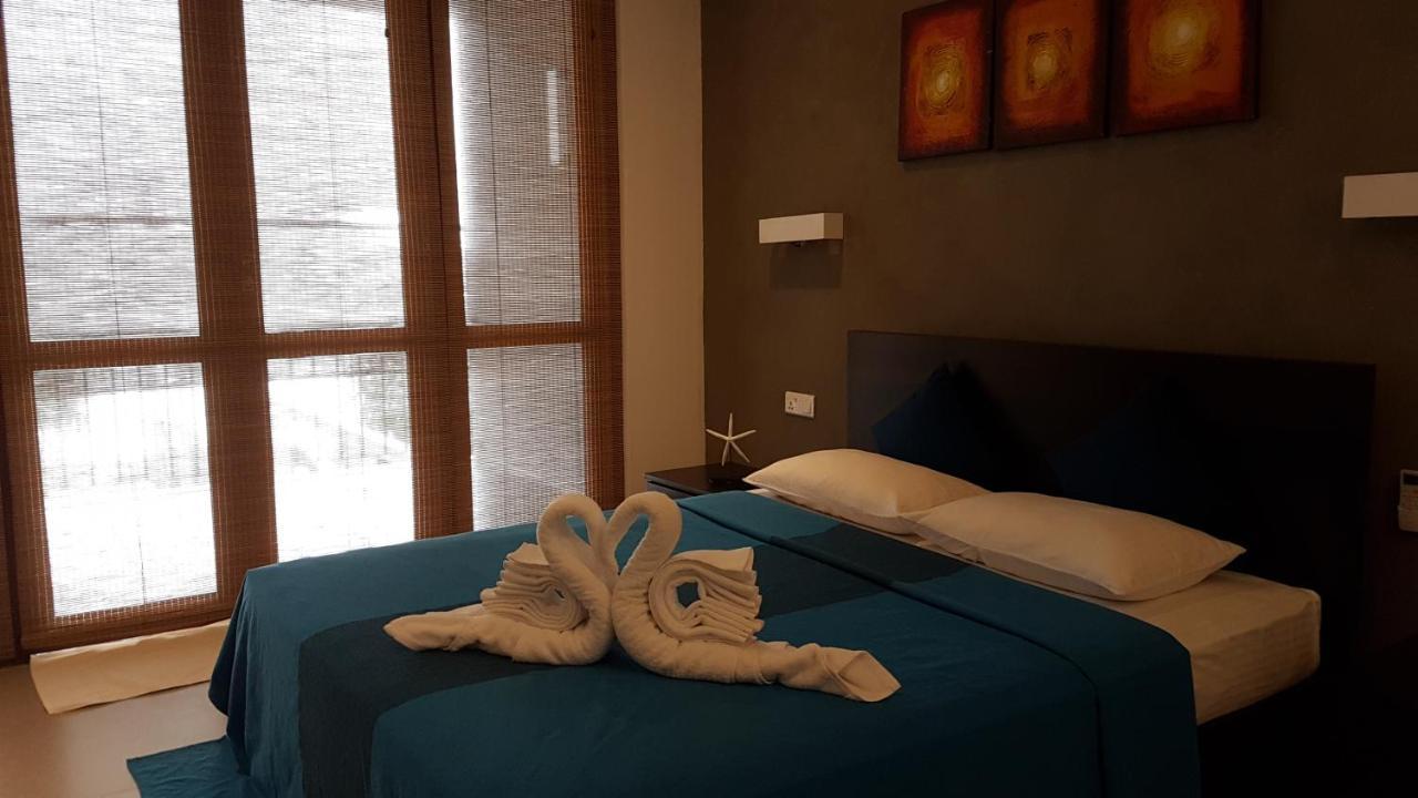 White Sand Villa - Beach Front Хиккадува Экстерьер фото