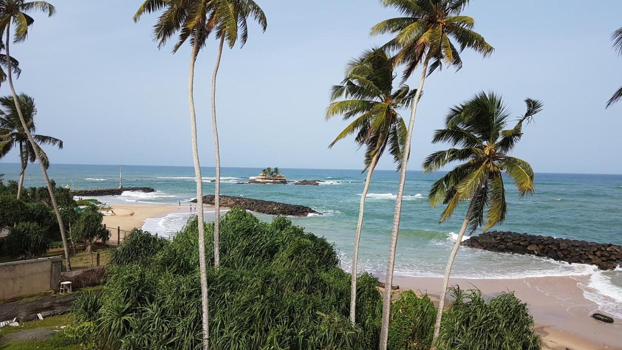 White Sand Villa - Beach Front Хиккадува Экстерьер фото