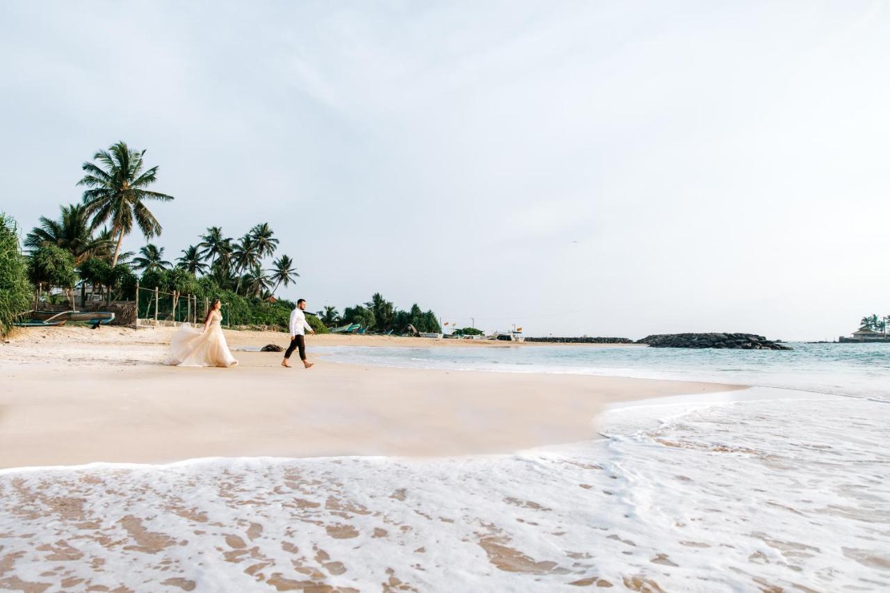 White Sand Villa - Beach Front Хиккадува Экстерьер фото
