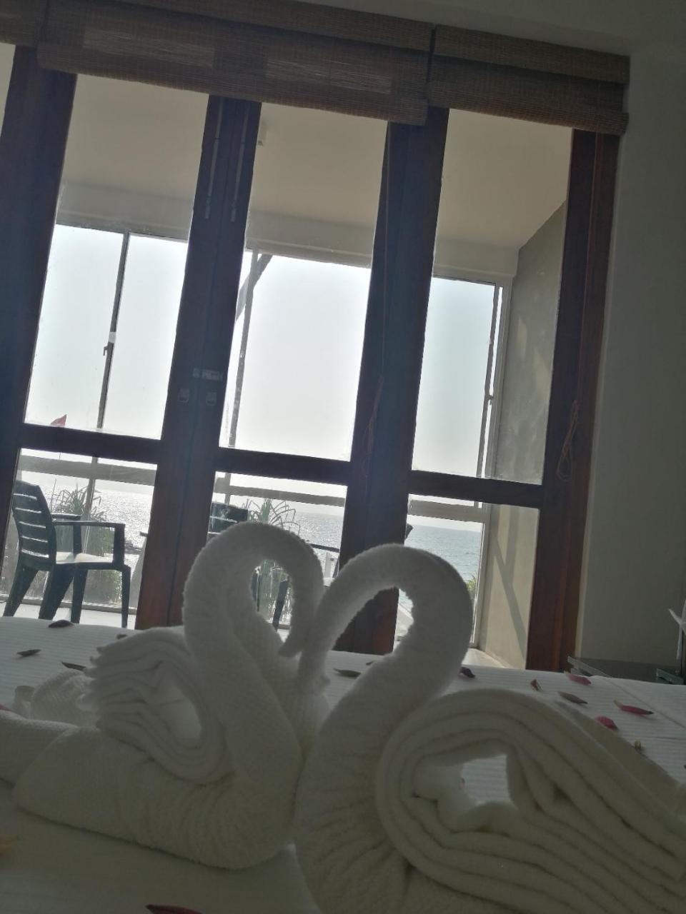 White Sand Villa - Beach Front Хиккадува Экстерьер фото