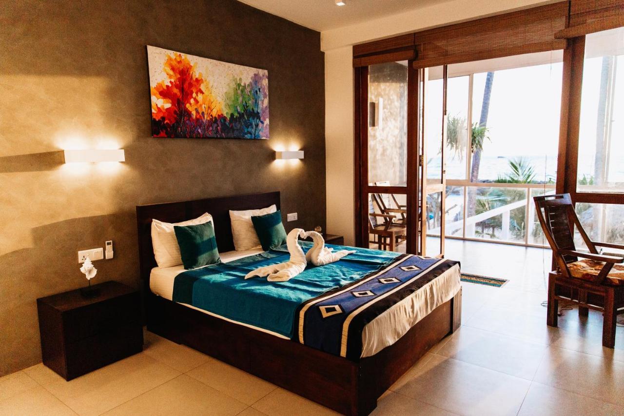 White Sand Villa - Beach Front Хиккадува Экстерьер фото