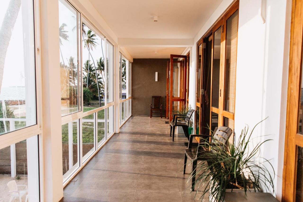 White Sand Villa - Beach Front Хиккадува Экстерьер фото