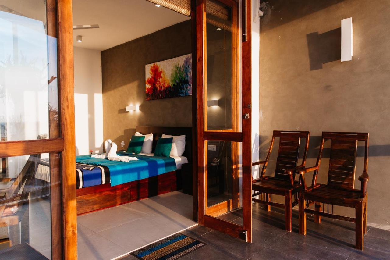 White Sand Villa - Beach Front Хиккадува Экстерьер фото