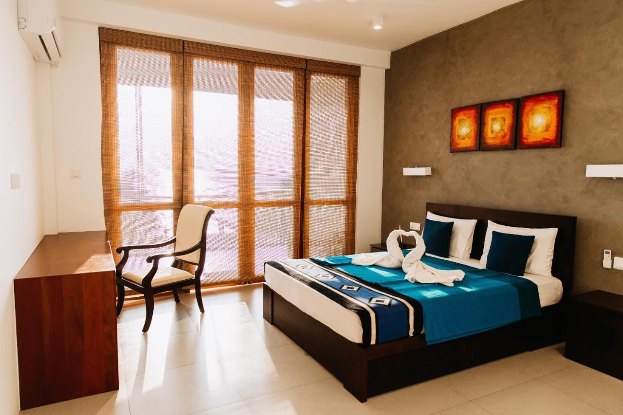 White Sand Villa - Beach Front Хиккадува Экстерьер фото